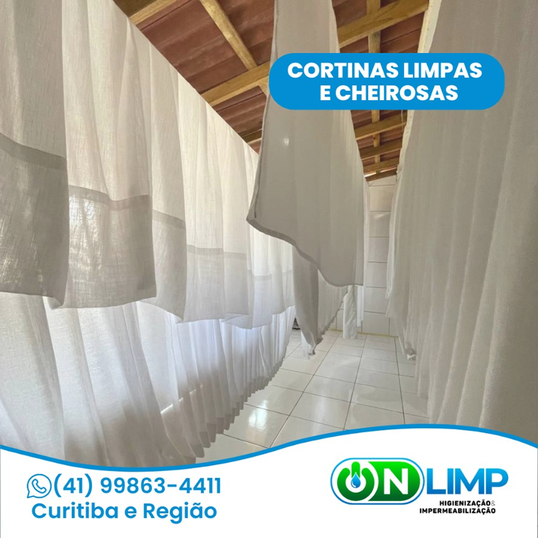 Profissional higienizando cortinas
